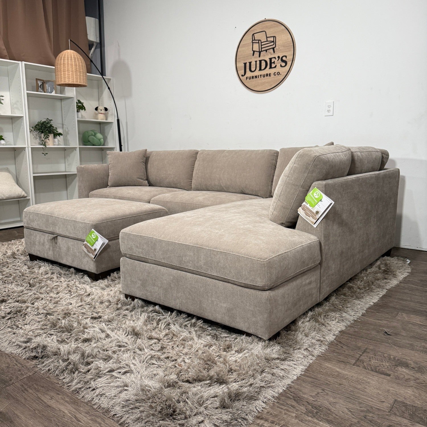 Thomasville Walsen Sectional with Storage Ottoman