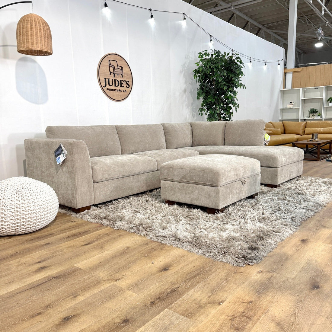 Thomasville Walsen Sectional with Storage Ottoman